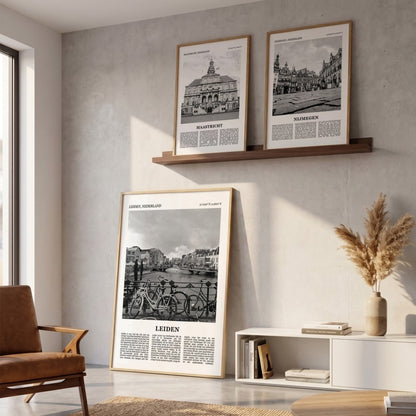 Drie ingelijste posters boven de bank in de woonkamer met Leiden Fotoposter – Zwart-Wit in het groot