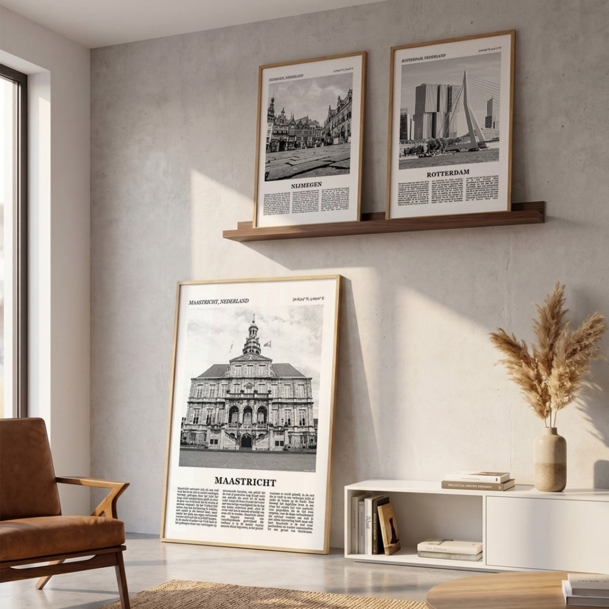 Drie ingelijste posters boven de bank in de woonkamer met Maastricht Fotoposter – Zwart-Wit in het groot
