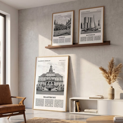 Drie ingelijste posters boven de bank in de woonkamer met Maastricht Fotoposter – Zwart-Wit in het groot