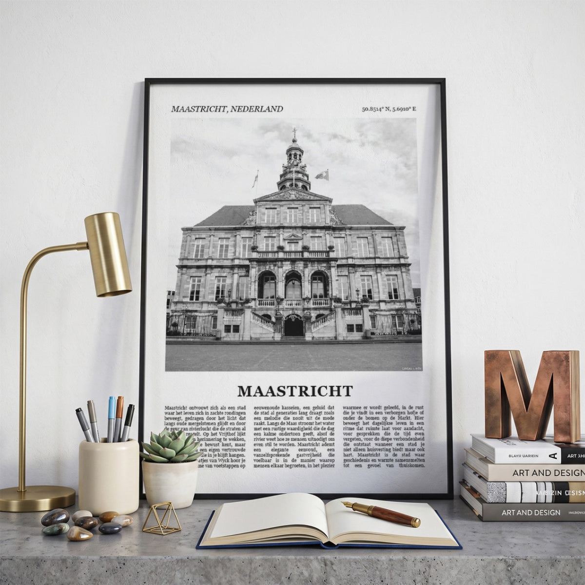 Ingelijste Maastricht Fotoposter – Zwart-Wit op een bureau in zwarte fotolijst