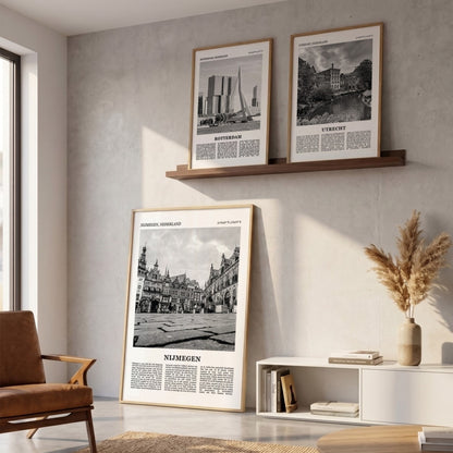 Drie ingelijste posters boven de bank in de woonkamer met Nijmegen Fotoposter – Zwart-Wit in het groot