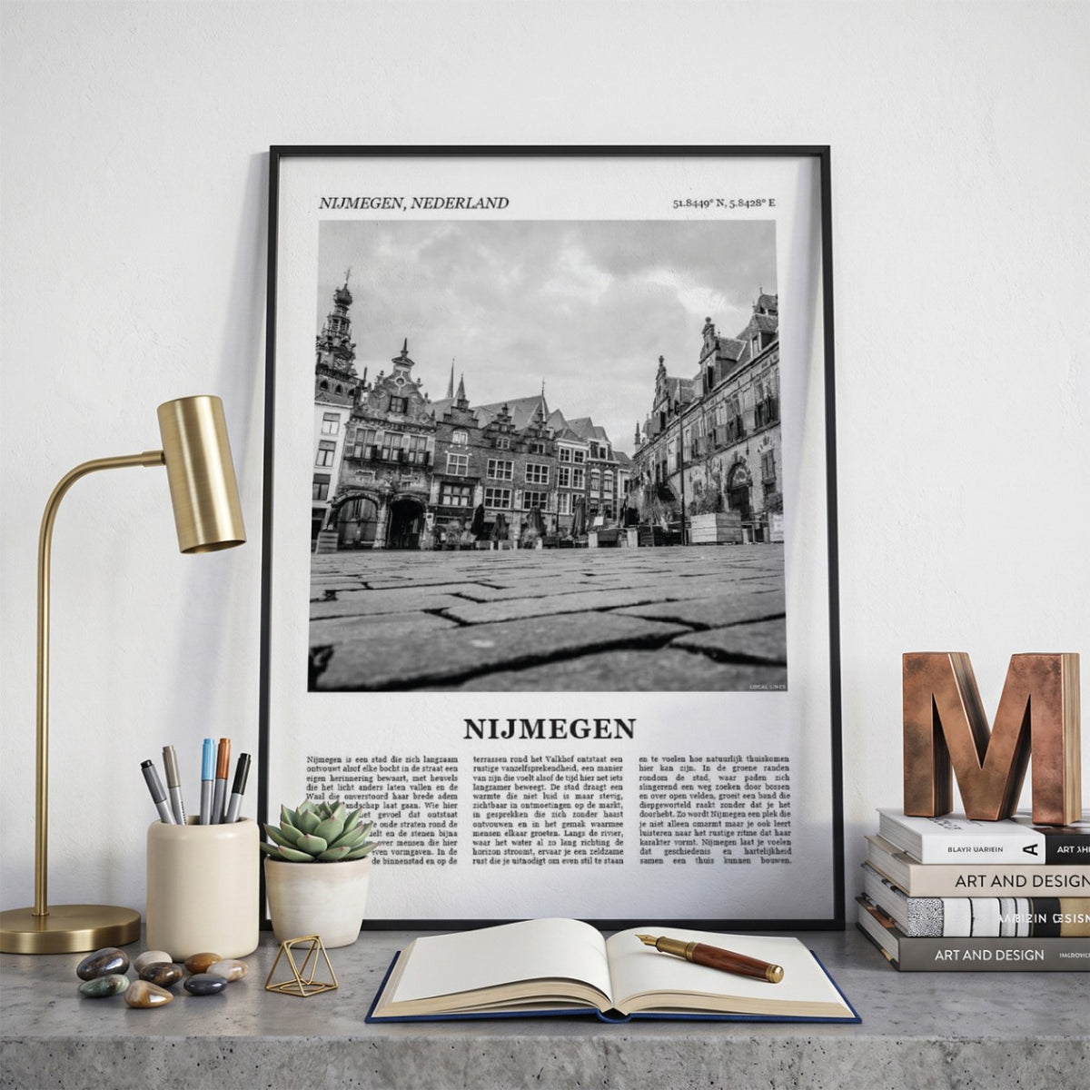 Ingelijste Nijmegen Fotoposter – Zwart-Wit op een bureau in zwarte fotolijst