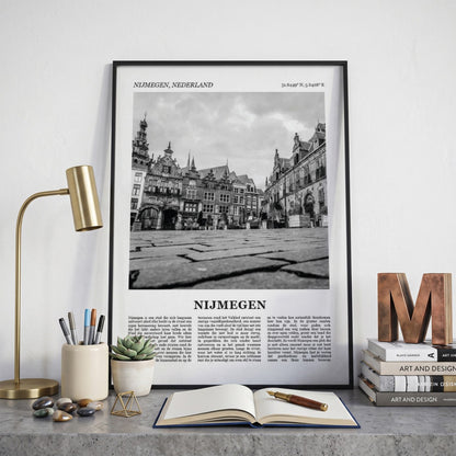 Ingelijste Nijmegen Fotoposter – Zwart-Wit op een bureau in zwarte fotolijst