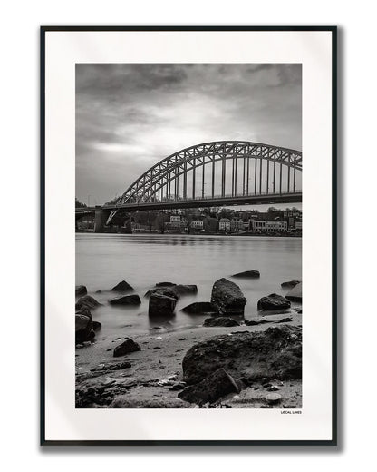 Nijmegen Klassiek fotoposter verticaal ingelijst - Zwart-Wit