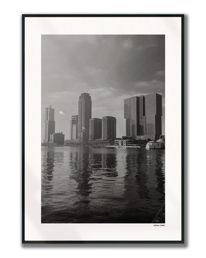 Rotterdam Skyline fotoposter verticaal ingelijst - Zwart-Wit
