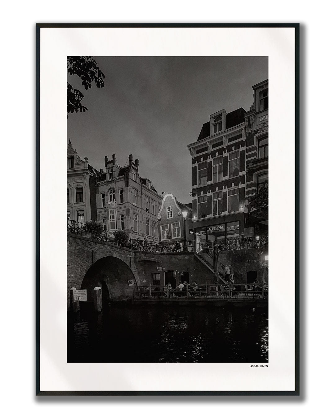 Utrecht Oudegracht fotoposter verticaal ingelijst - Zwart-Wit