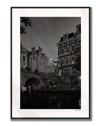 Utrecht Oudegracht fotoposter verticaal ingelijst - Zwart-Wit