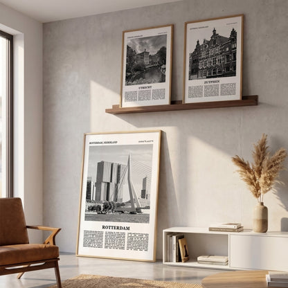 Drie ingelijste posters boven de bank in de woonkamer met Rotterdam Fotoposter – Zwart-Wit in het groot