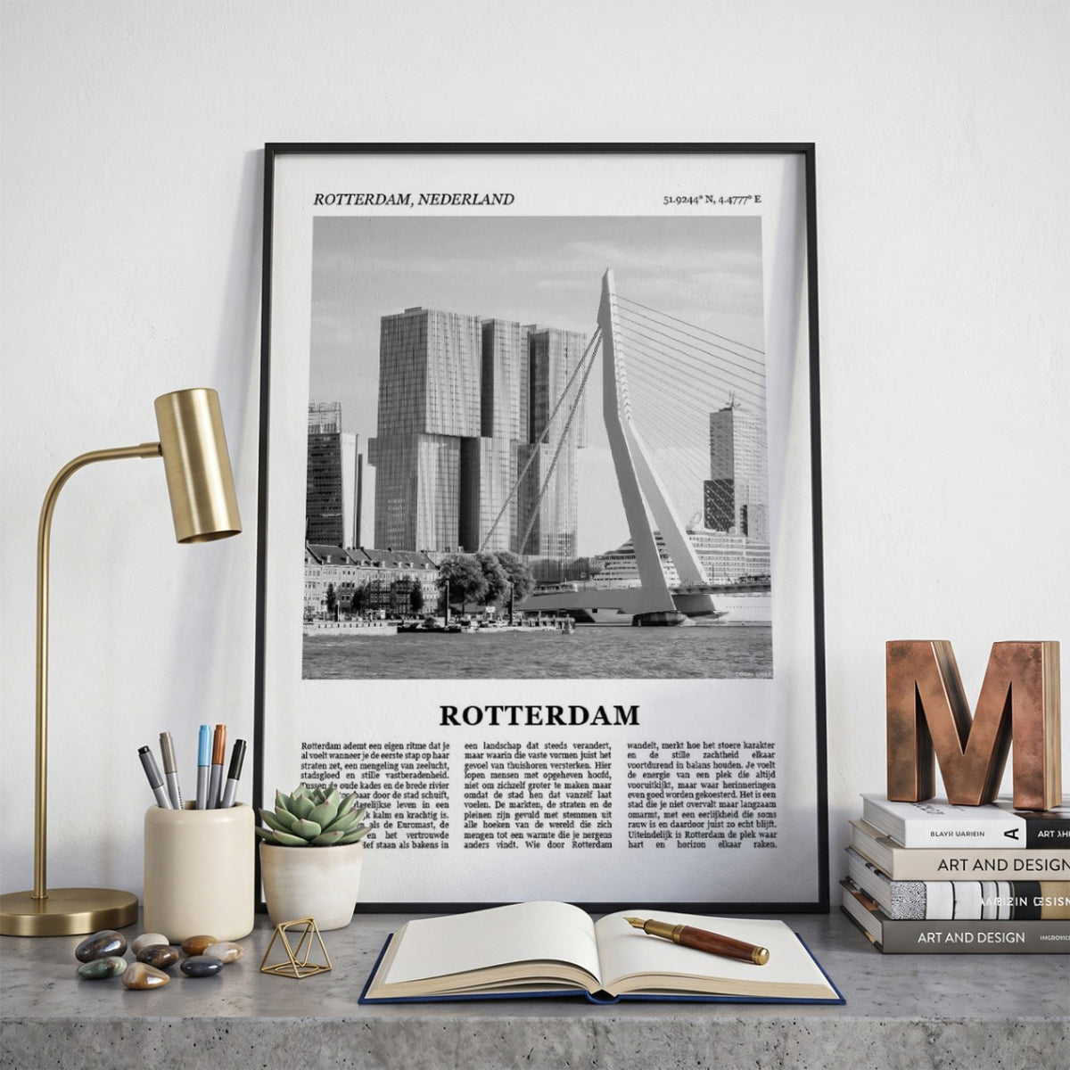 Ingelijste Rotterdam Fotoposter – Zwart-Wit op een bureau in zwarte fotolijst