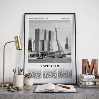 Ingelijste Rotterdam Fotoposter – Zwart-Wit op een bureau in zwarte fotolijst