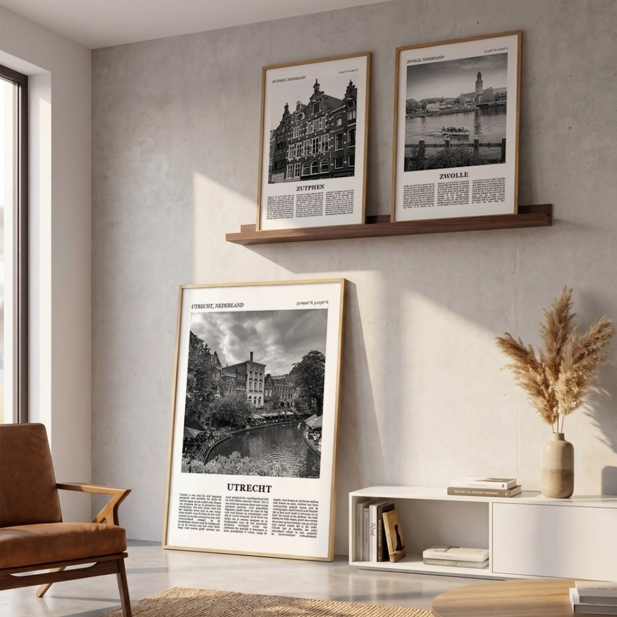 Drie ingelijste posters boven de bank in de woonkamer met Utrecht Fotoposter – Zwart-Wit in het groot
