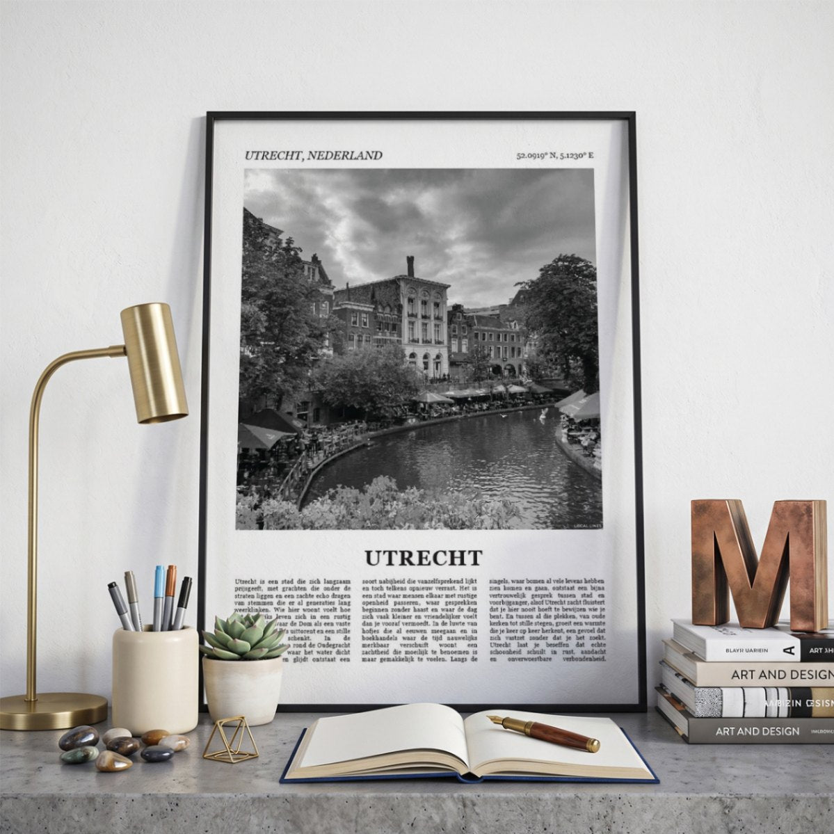 Ingelijste Utrecht Fotoposter – Zwart-Wit op een bureau in zwarte fotolijst