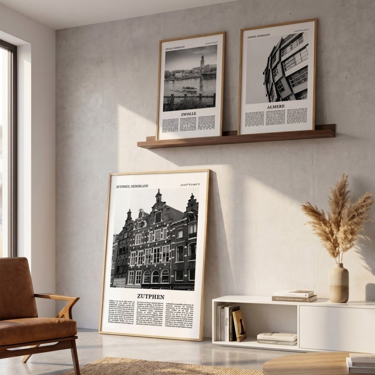 Drie ingelijste posters boven de bank in de woonkamer met Zutphen Fotoposter – Zwart-Wit in het groot