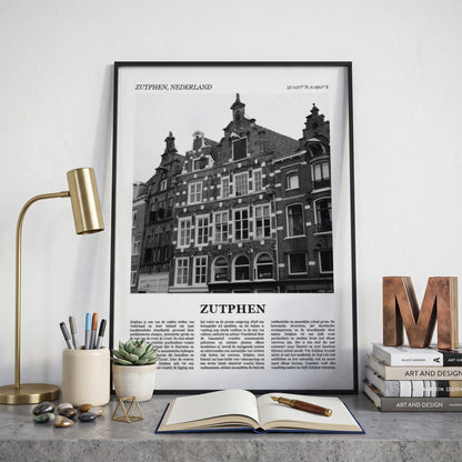 Ingelijste Zutphen Fotoposter – Zwart-Wit op een bureau in zwarte fotolijst