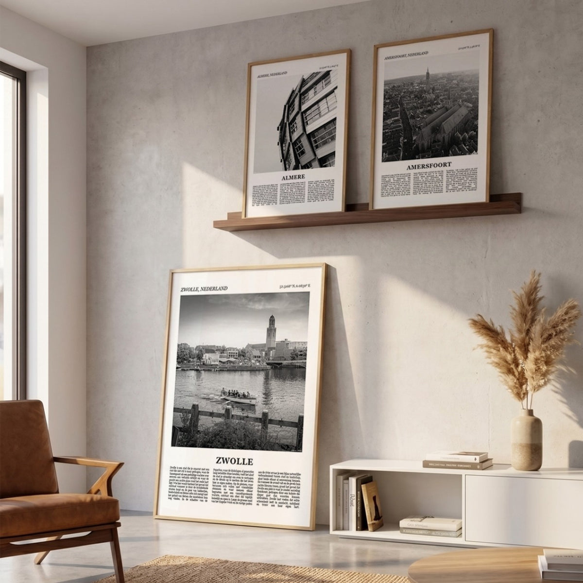 Drie ingelijste posters boven de bank in de woonkamer met Zwolle Fotoposter – Zwart-Wit in het groot