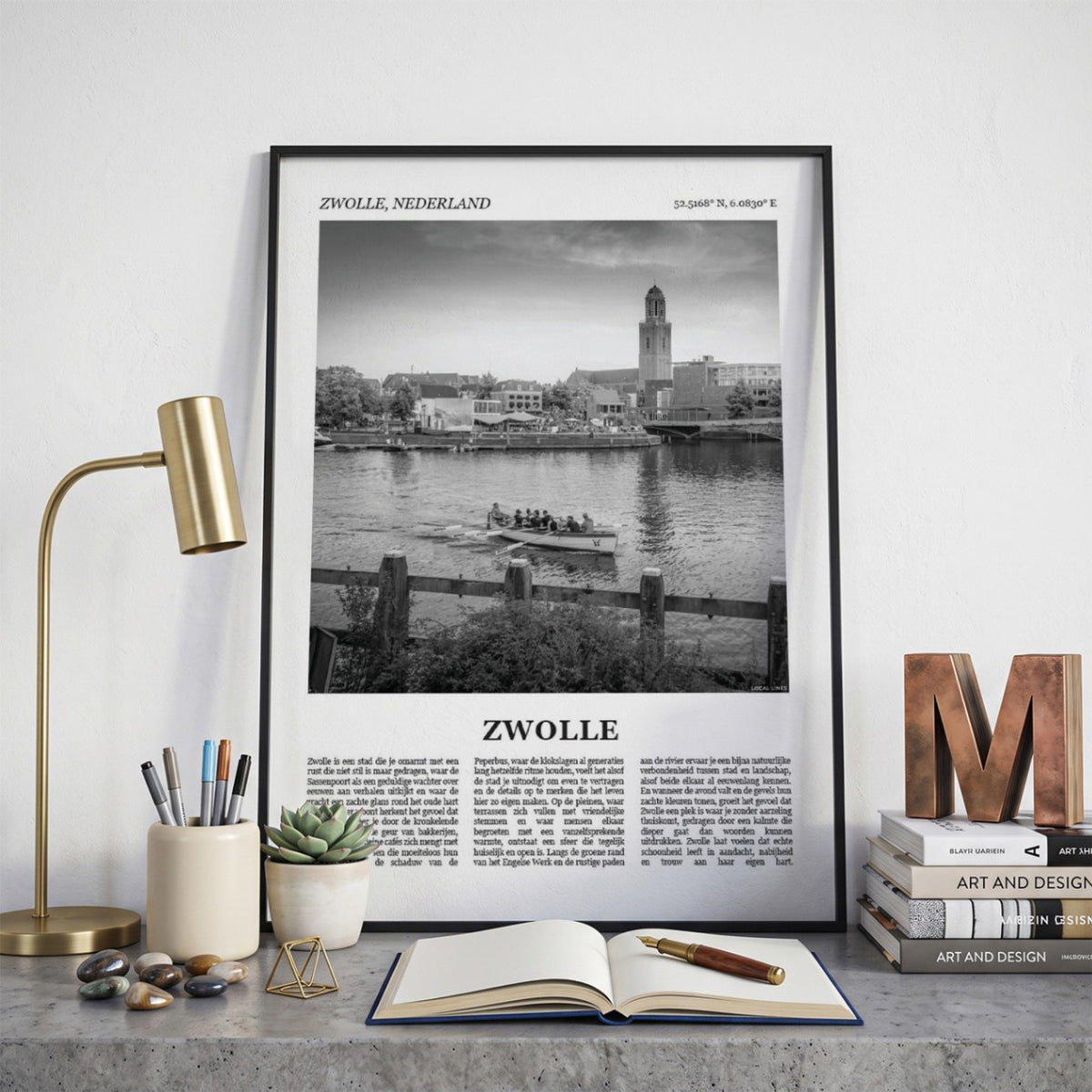 Ingelijste Zwolle Fotoposter – Zwart-Wit op een bureau in zwarte fotolijst