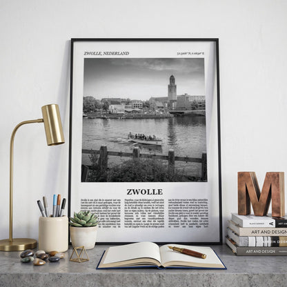 Ingelijste Zwolle Fotoposter – Zwart-Wit op een bureau in zwarte fotolijst